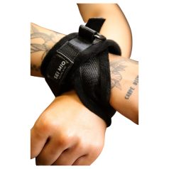 Sei Mio - esposas cruzadas - cuero sintético negro