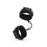 Bedroom Fantasies - esposas negras con cadena