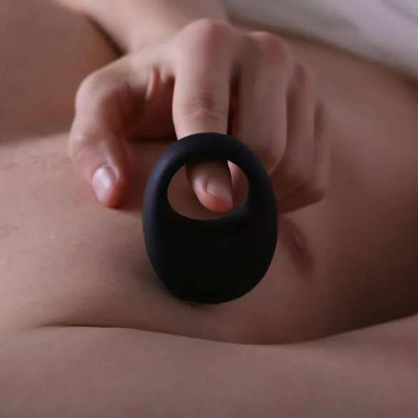 Je Joue Mio - anillo vibrador para pene recargable e impermeable - negro