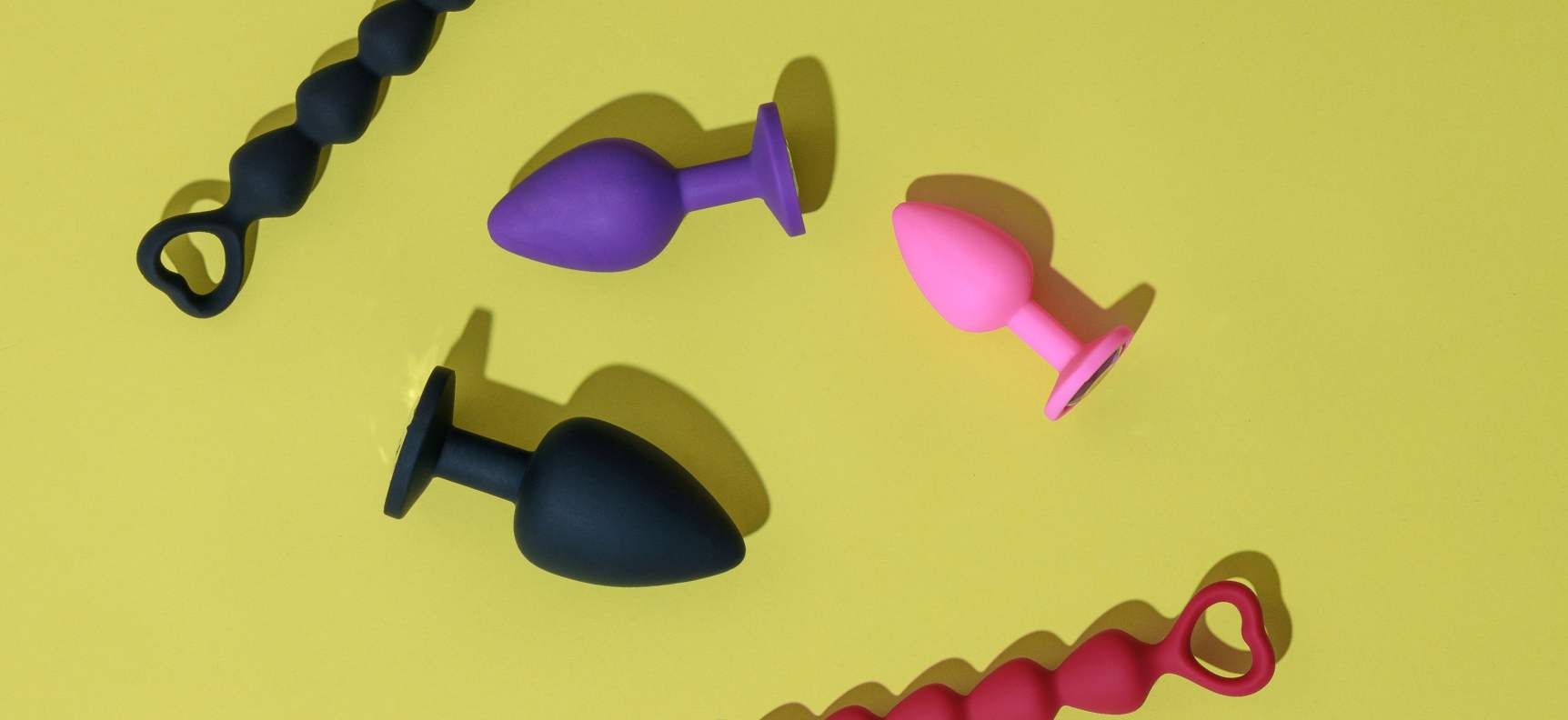 Pareja explorando el sexo anal con productos de Lovesexshop.es sex shop