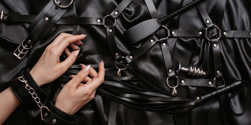 BDSM para principiantes explorando ataduras y accesorios - lovesexshop.es sex shop