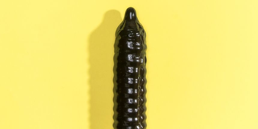 Dildo negro sobre fondo amarillo - lovesexshop.es sex shop