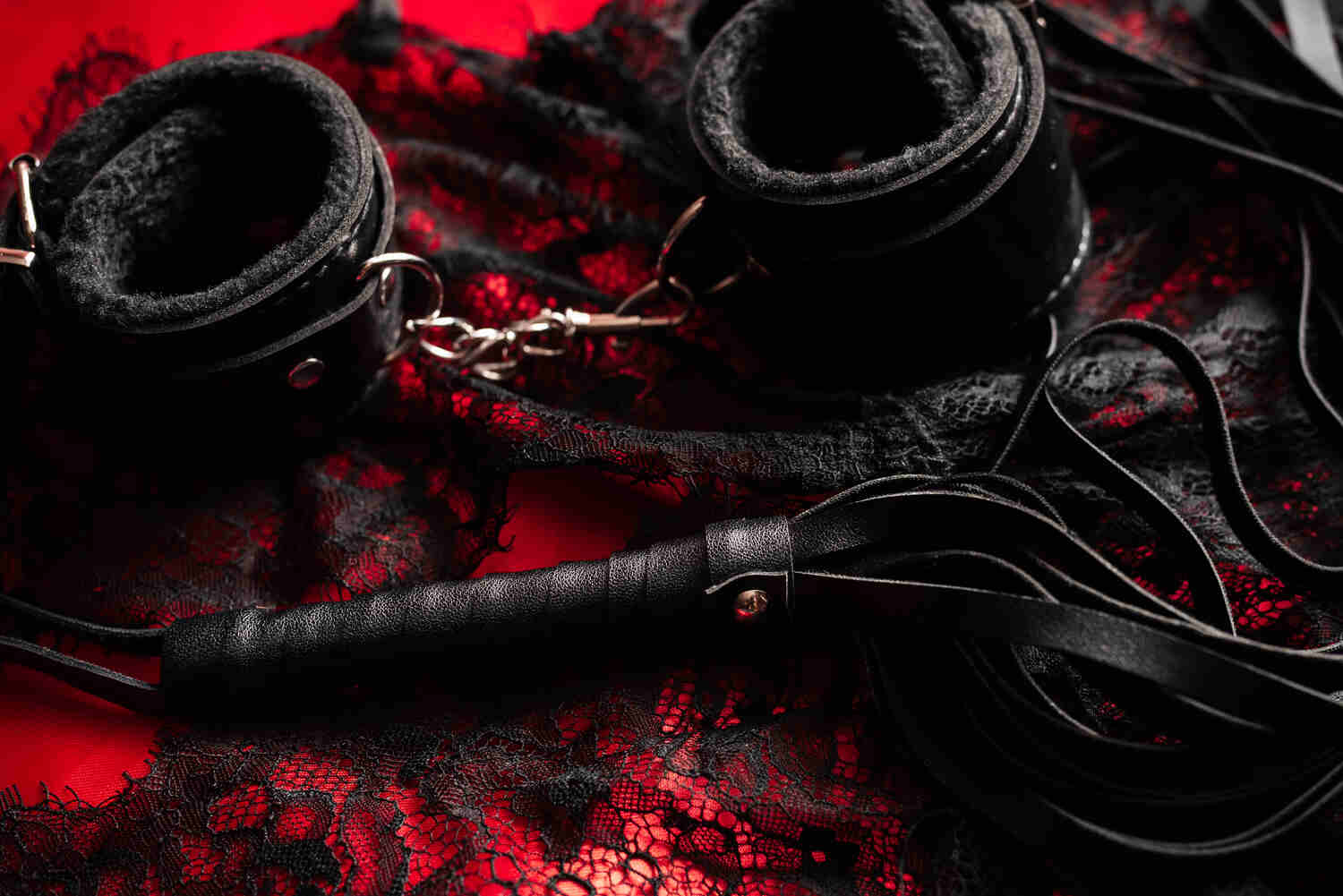 Antifaz y látigo para juego erótico de roles – Lovesexshop.es sex shop